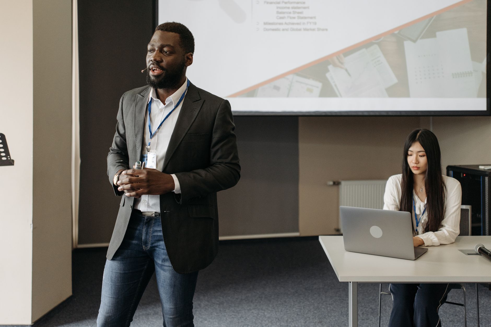 Lässiges Pitch-Setting im modernen Büro